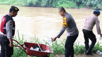 Sambut HUT RI Ke 78,Polres Merangin lakukan bersih-bersih bantaran sungai Batang Merangin