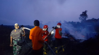 Banyaknya Kebakaran Hutan Dan Lahan Di Sarolangun,Membuat Anggota TNI dan Satgas Karhutla, Berjibaku Padamkan Api di Kabupaten Sarolangun